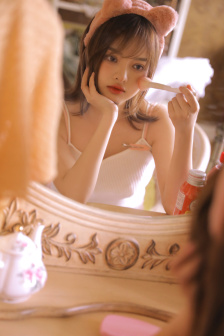 群臣在朝堂上玩皇上